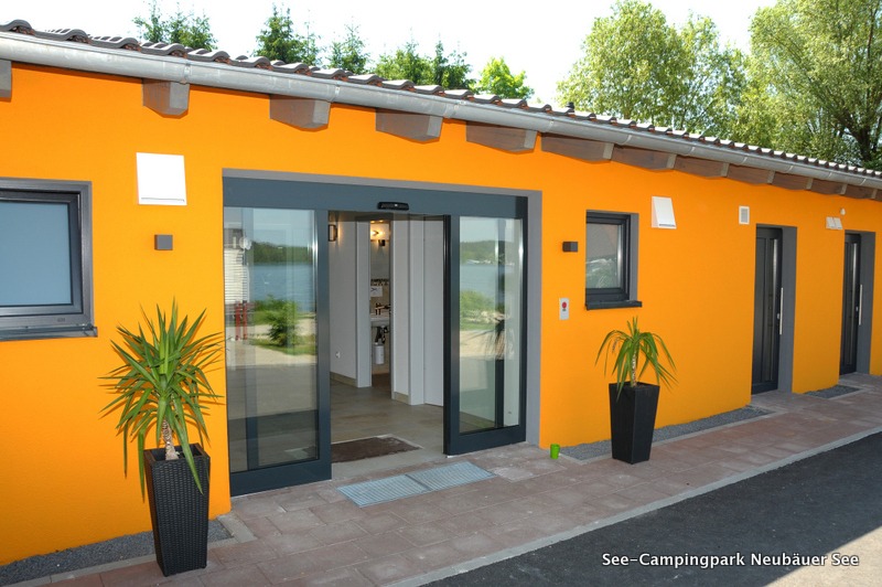 Nahaufnahme vom Sanitärhaus am Campingplatz