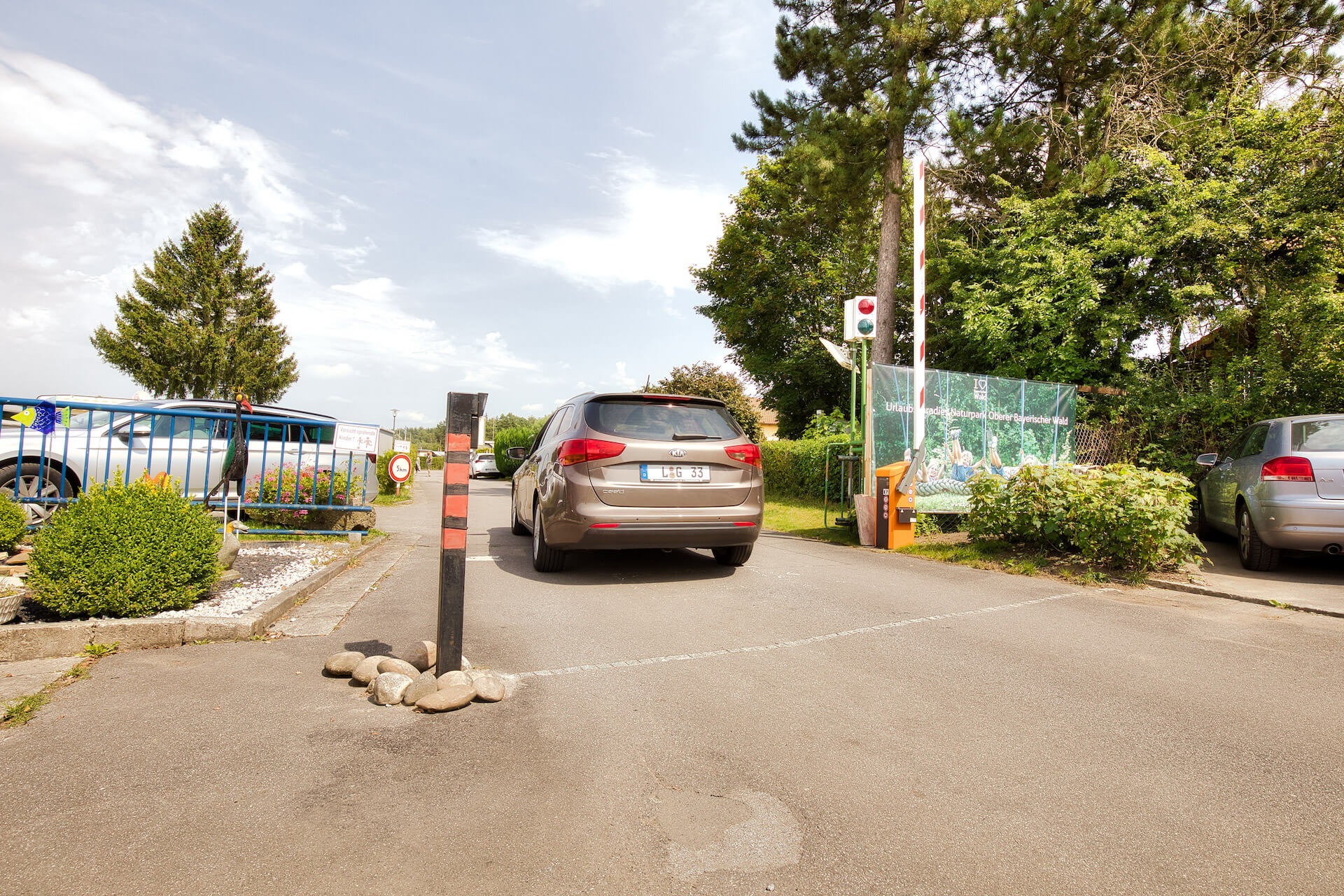 See-Campingpark Neubäu Eingang - Auto fährt durch die Schranke