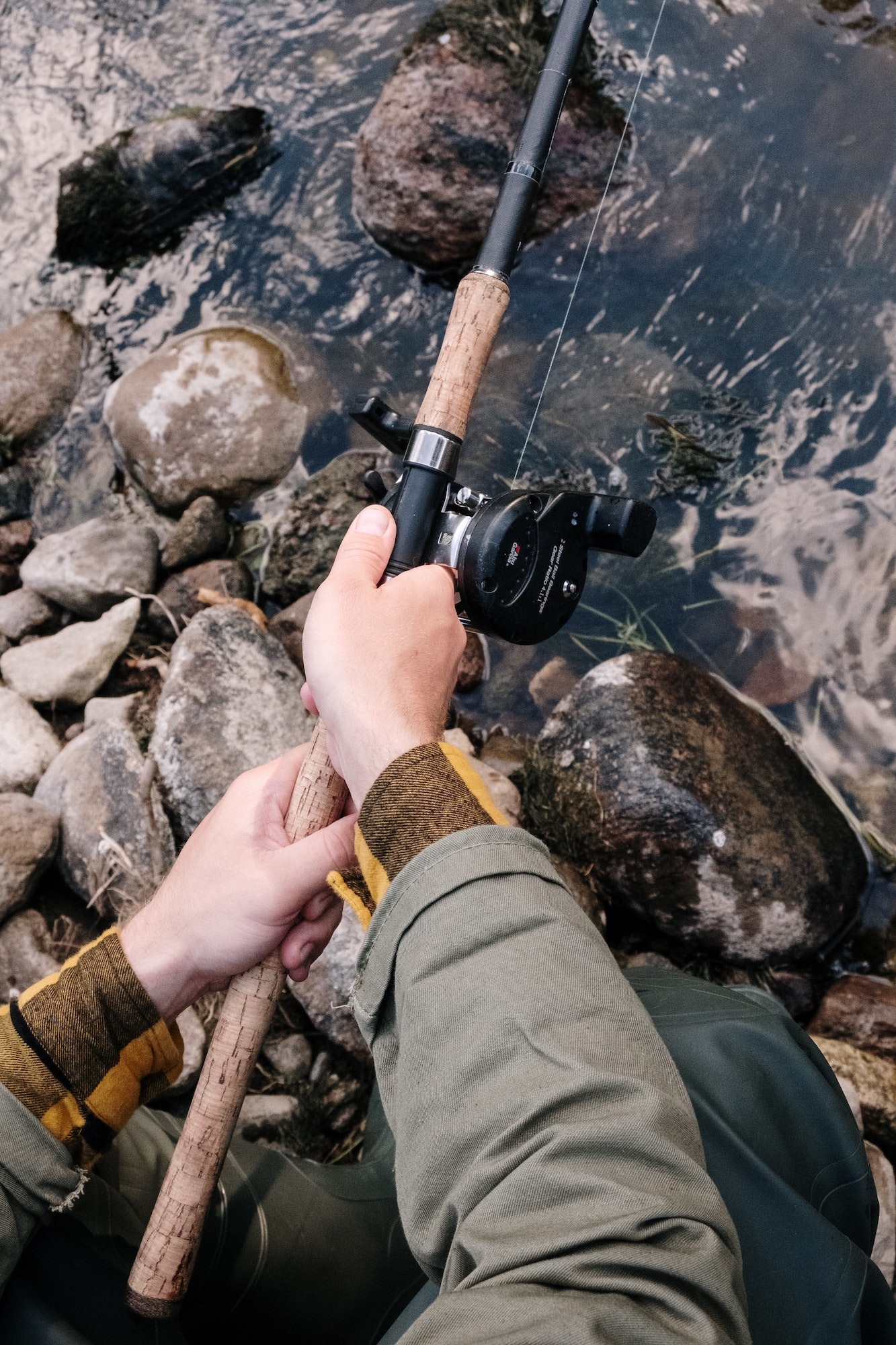 Hand hält Angel beim Fischen